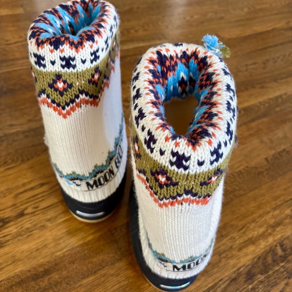 Moon Boots Retro Knit Limited Edition, Woman’s Size 8 - 10 - Picture 5 of 13